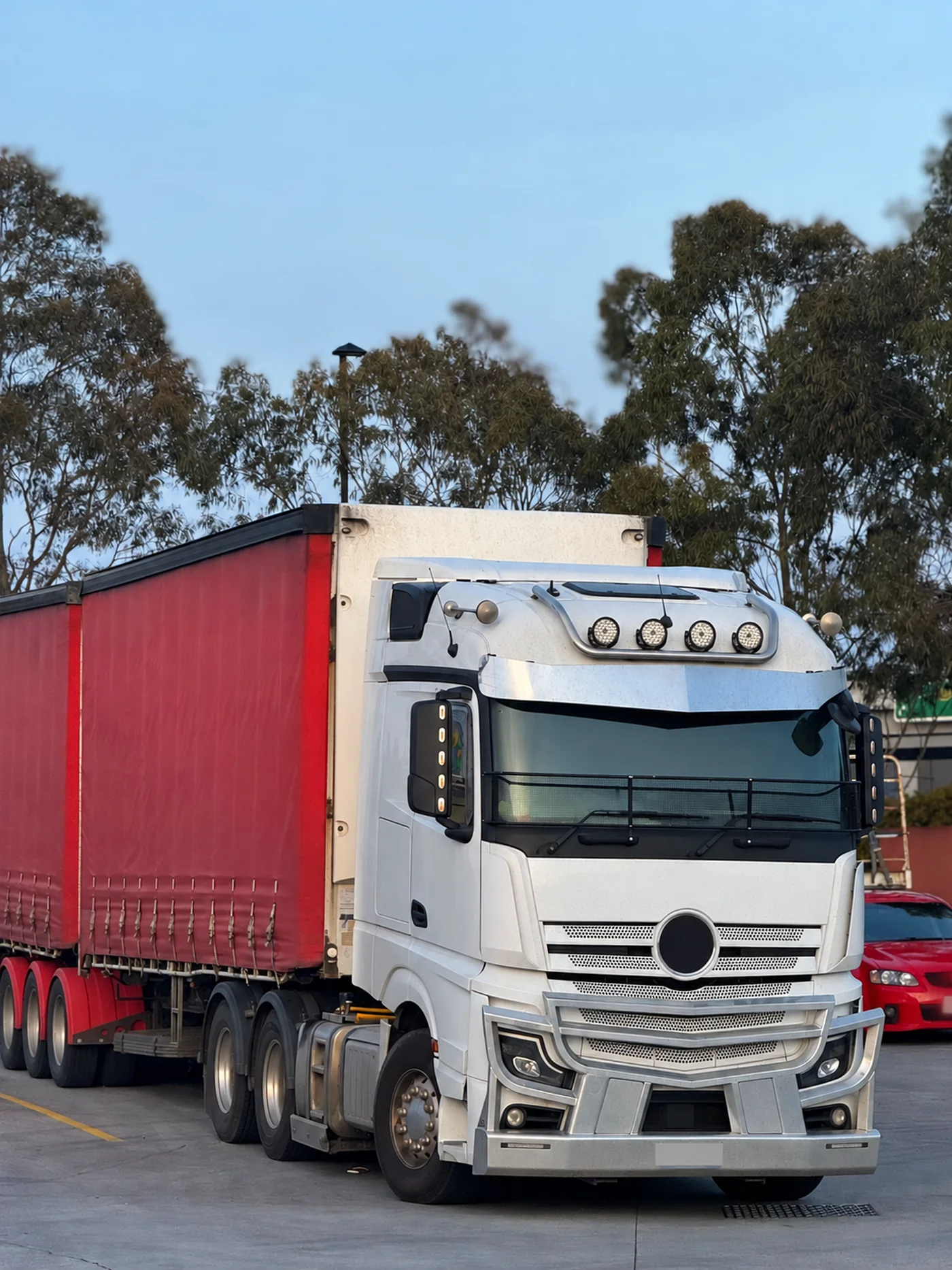 Camión Mercedes-Benz de gran porte con semirremolque rojo